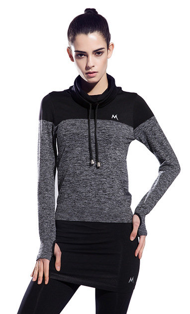 خانمی با یک هودی ورزشی