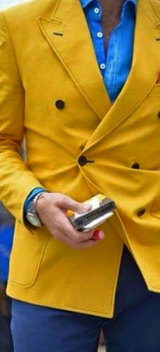 کت زرد با پیراهن بنفش و شلوار جین سورمه ای