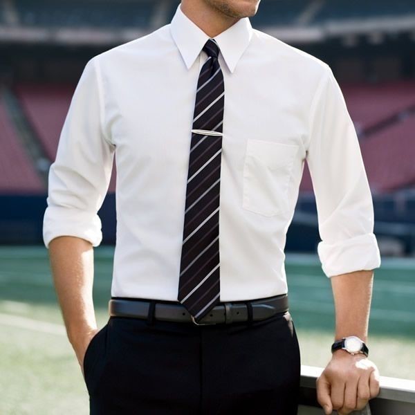 مردی با پیراهن سفید و شلوار مشکی و کراوات