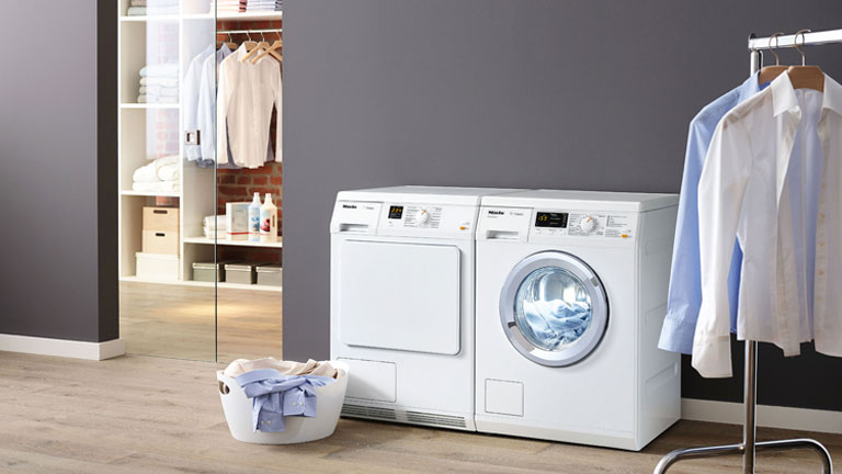 تصوی یک ماشین لباس شویی و یک ماشین خشک کن در کنار هم